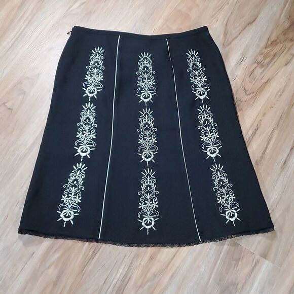 🔹️🔺️Loft Black & White Floral Embroidered Skirt Petite 10 - Picture 2 of 10